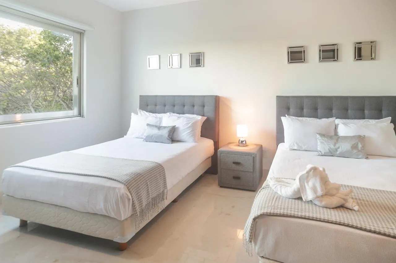 Luxurious & Central Condo In Playa Steps From The Beach Playa del Carmen Lägenhet