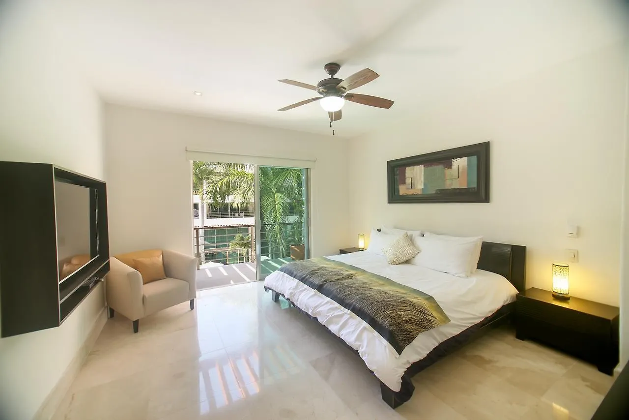 Luxurious & Central Condo In Playa Steps From The Beach Playa del Carmen